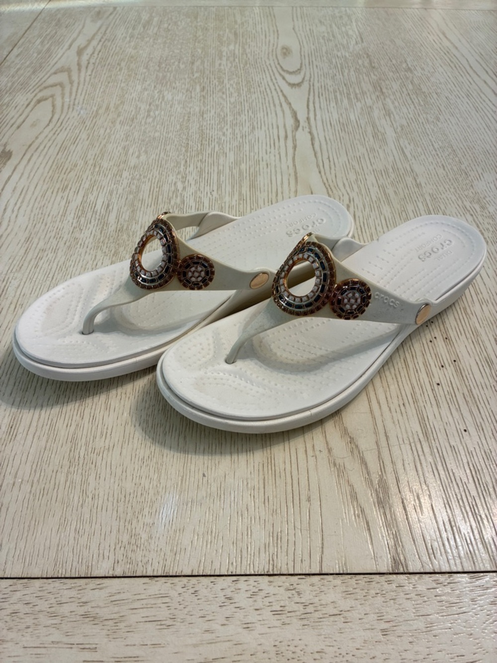 Women’s Crocs Crocs Sanrah Diamante Wedge Flip Flop Sandals (White/Rose Gold)